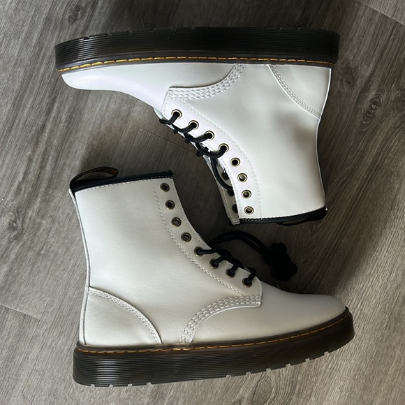 DR. MARTENS BOOTS SHOES SIZE 8 US L 7 US M BRAND NEW - Picture 4 of 7